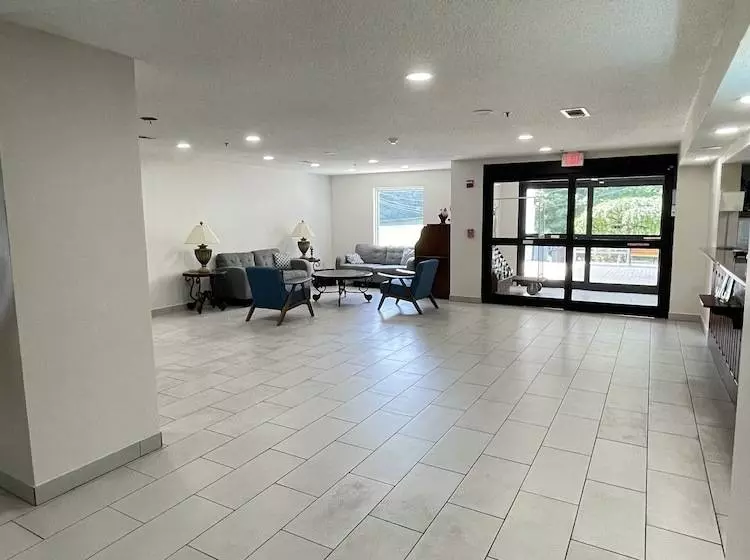 Отель Clarion Pointe Dillard Near Blue Ridge Mountains