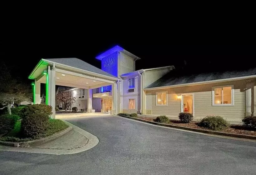 Отель Clarion Pointe Dillard Near Blue Ridge Mountains