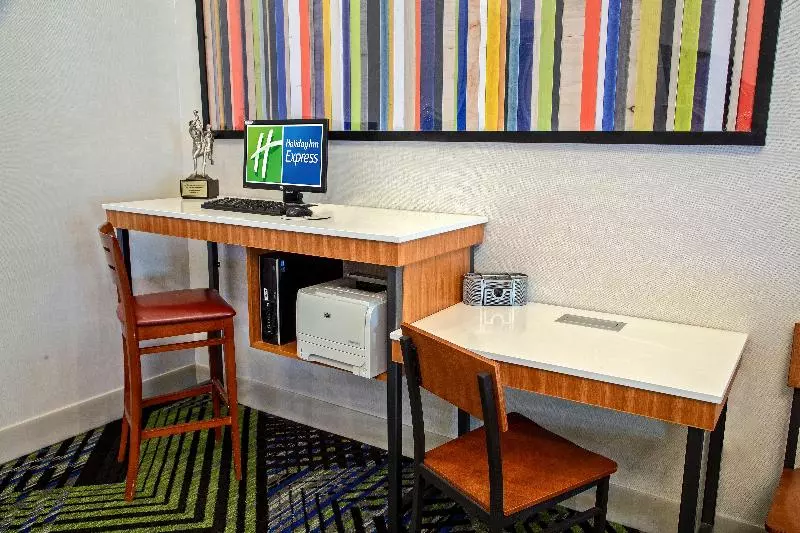 Holiday Inn Express Hotel & Suites Clarksville By Ihg
