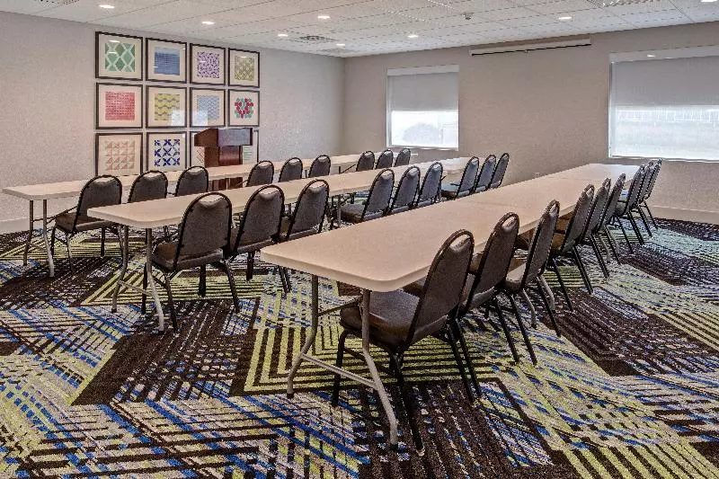 Holiday Inn Express Hotel & Suites Clarksville By Ihg
