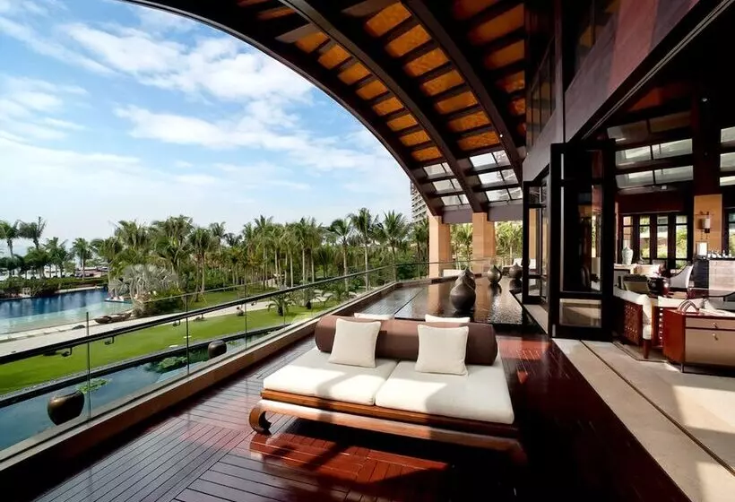 Pullman Oceanview Sanya Bay Resort & Spa