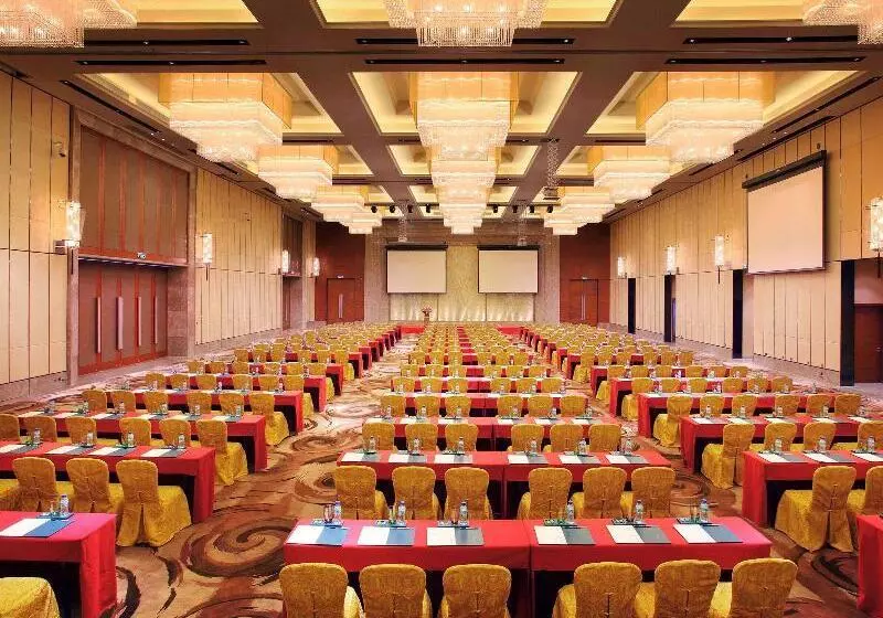 Pullman Oceanview Sanya Bay Resort & Spa