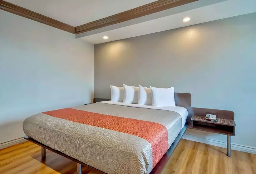 Motel 6 Gardena