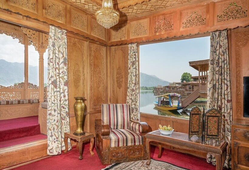 Hotel Welcomheritage Gurkha Houseboats
