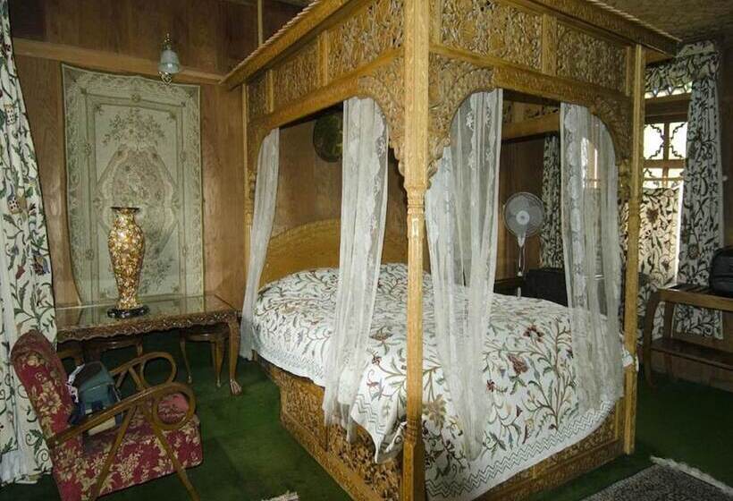 فندق Welcomheritage Gurkha Houseboats