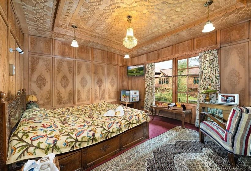 فندق Welcomheritage Gurkha Houseboats