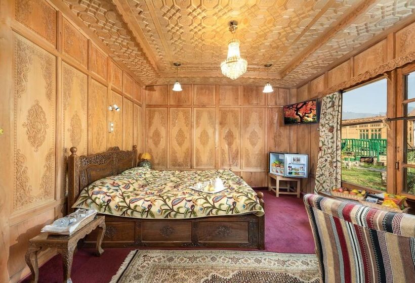 فندق Welcomheritage Gurkha Houseboats