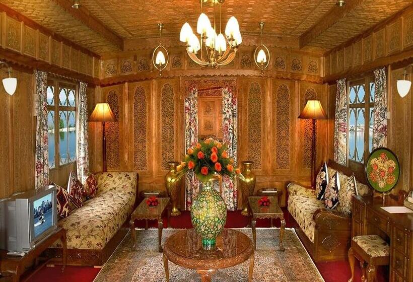 فندق Welcomheritage Gurkha Houseboats