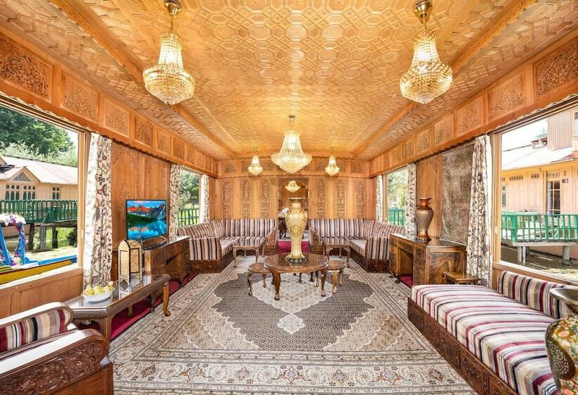 Hotel Welcomheritage Gurkha Houseboats