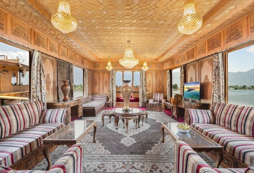 فندق Welcomheritage Gurkha Houseboats