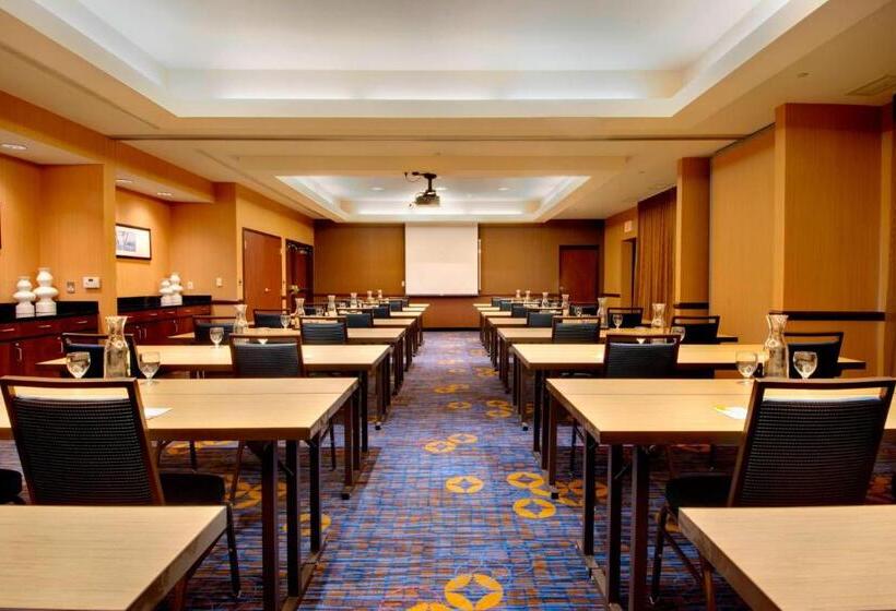 Отель Courtyard By Marriott Madison East