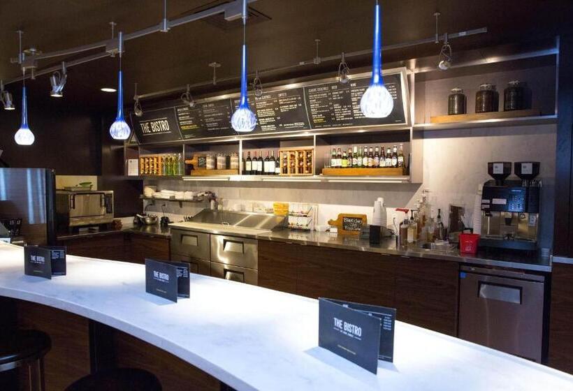 Отель Courtyard By Marriott Madison East