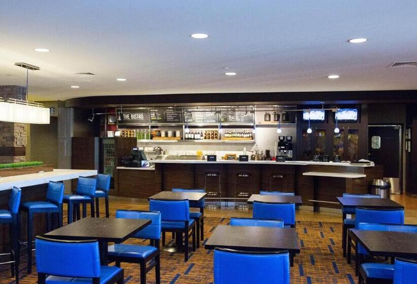 Отель Courtyard By Marriott Madison East