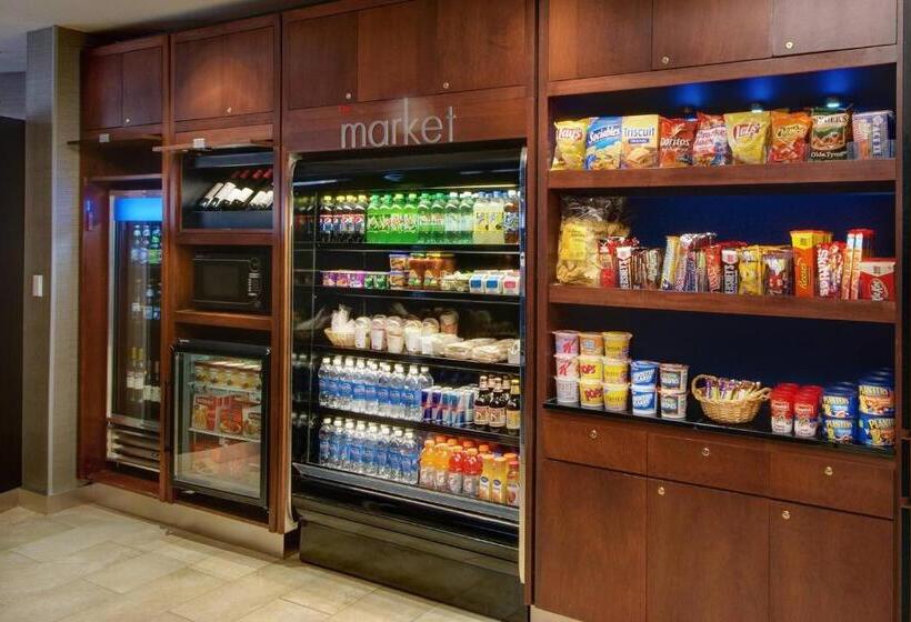 Отель Courtyard By Marriott Madison East