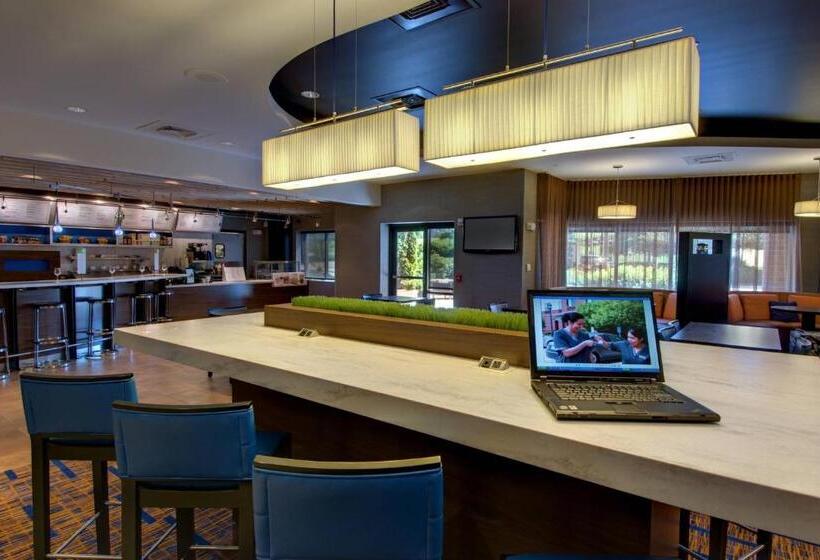 Отель Courtyard By Marriott Madison East