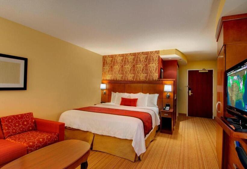 Отель Courtyard By Marriott Madison East