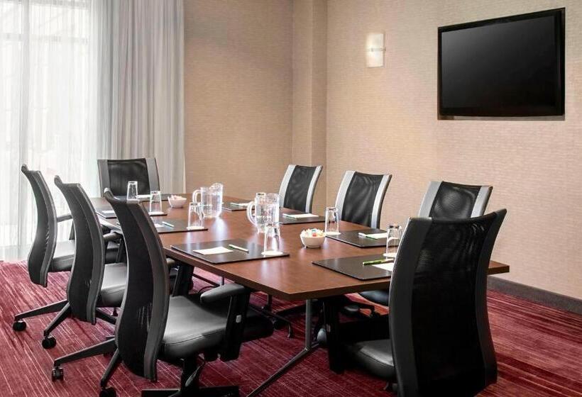 فندق Courtyard By Marriott Newark Elizabeth
