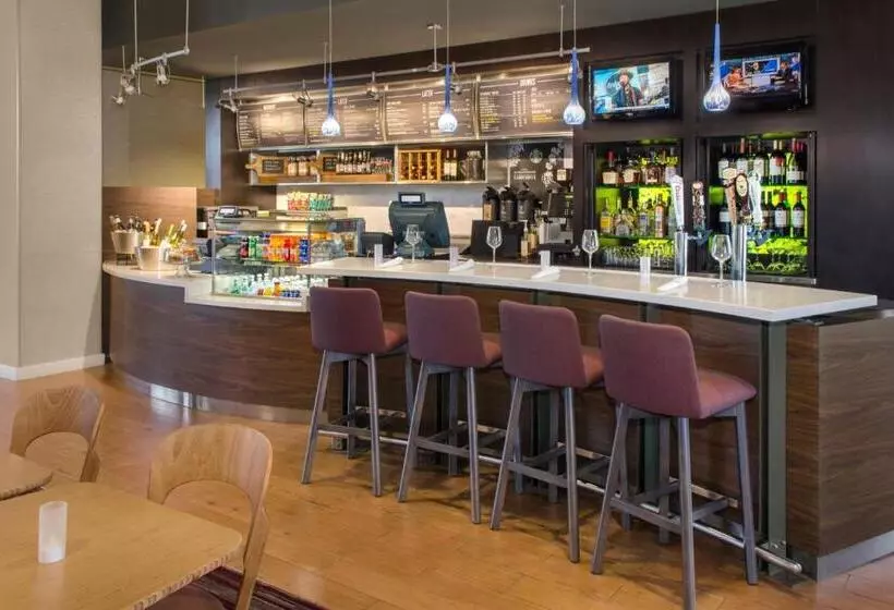 فندق Courtyard By Marriott Newark Elizabeth