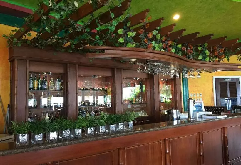 בית מלון כפרי Flushing Meadows Resorts & Playground