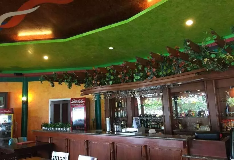 בית מלון כפרי Flushing Meadows Resorts & Playground