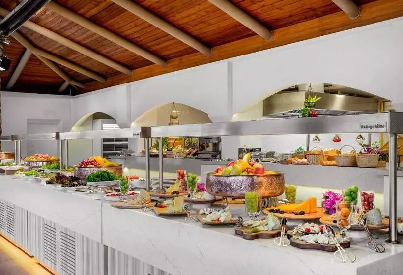 Hotelli Marti Resort Deluxe