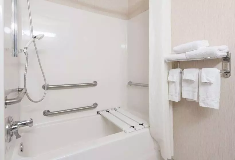 هتل Super 8 By Wyndham Fargo Airport