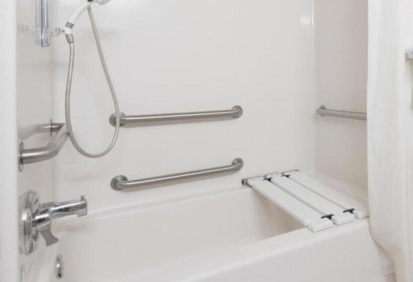 هتل Super 8 By Wyndham Fargo Airport