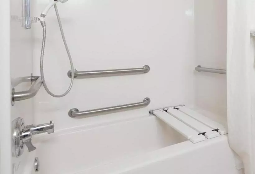 هتل Super 8 By Wyndham Fargo Airport