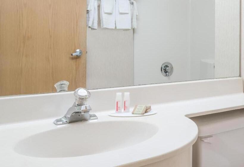 هتل Super 8 By Wyndham Fargo Airport