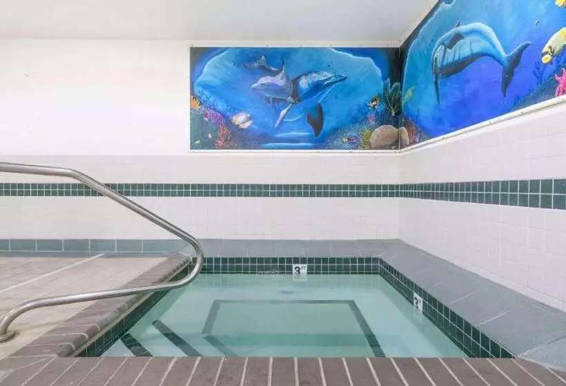 هتل Super 8 By Wyndham Fargo Airport