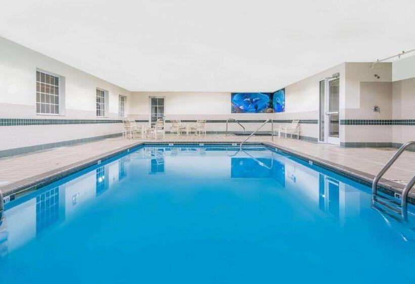 هتل Super 8 By Wyndham Fargo Airport