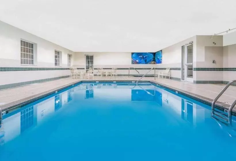 هتل Super 8 By Wyndham Fargo Airport