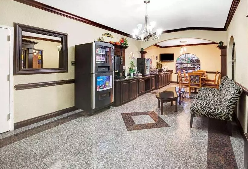 فندق Super 8 By Wyndham Houston Hobby Airport South