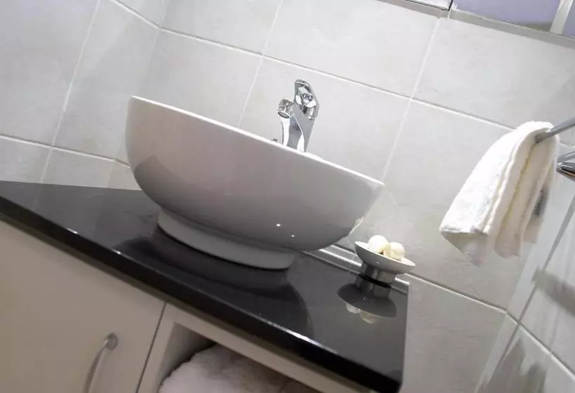 هتل L Auberge Noosa