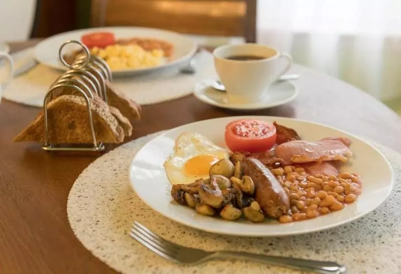 פנסיון Emsley Guest House