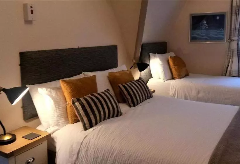 פנסיון Emsley Guest House