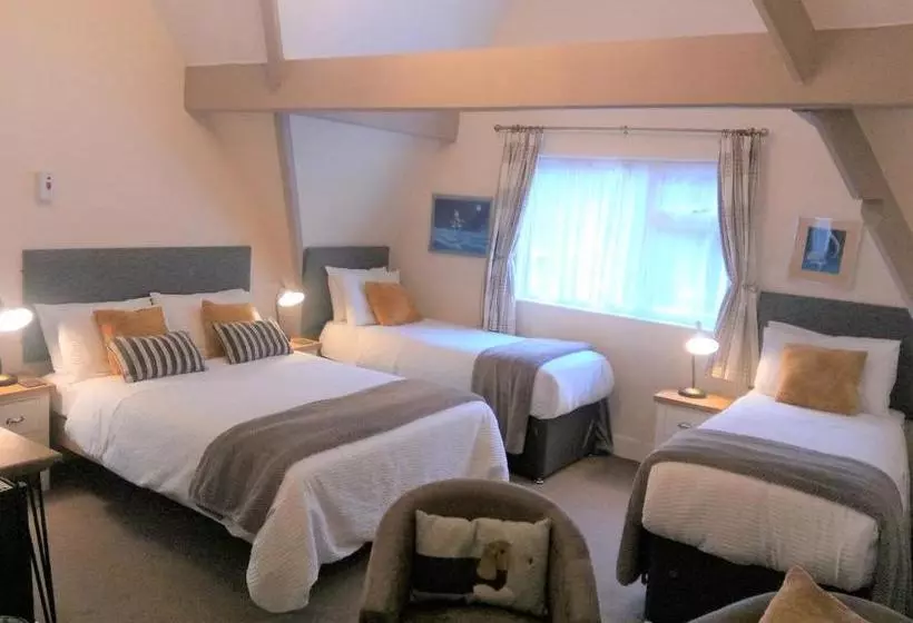 פנסיון Emsley Guest House