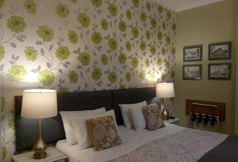 פנסיון Emsley Guest House