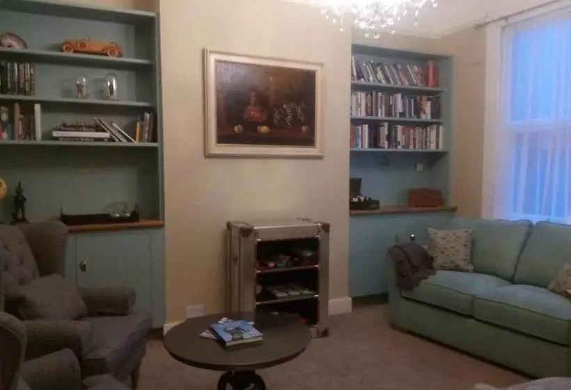 פנסיון Emsley Guest House