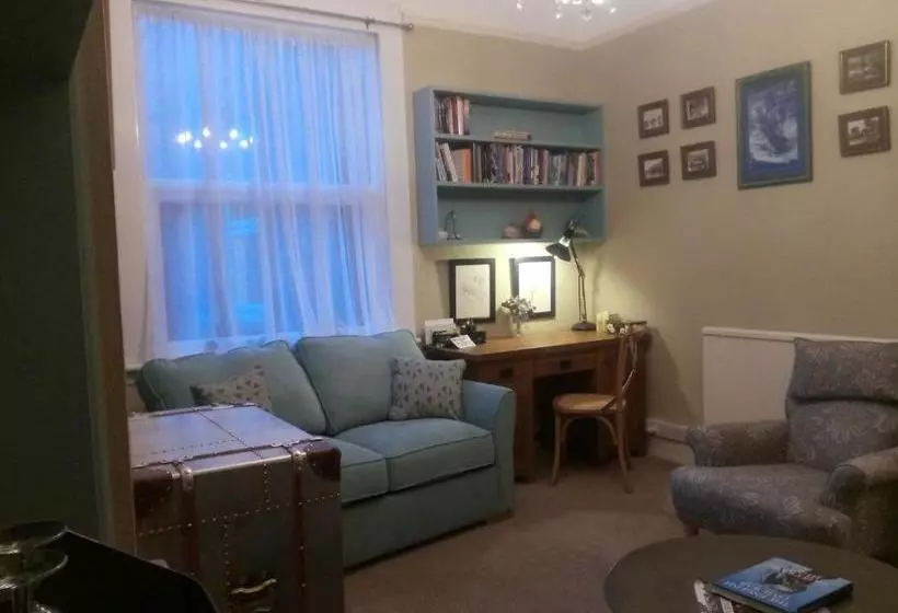 פנסיון Emsley Guest House