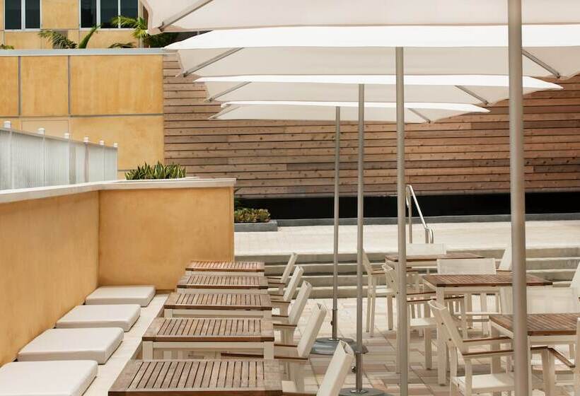 فندق Element Miami International Airport