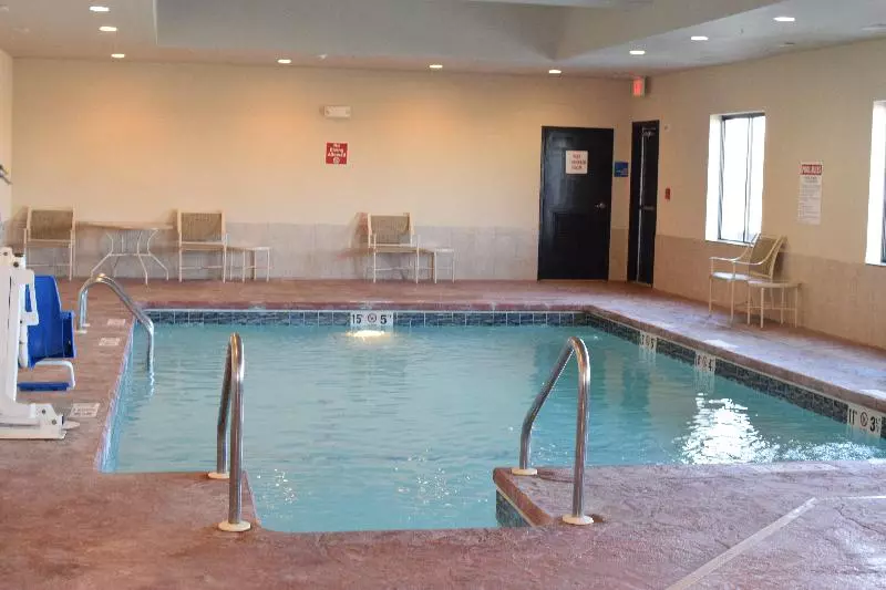 Отель Holiday Inn Express Pratt, An Ihg