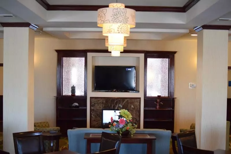 Отель Holiday Inn Express Pratt, An Ihg