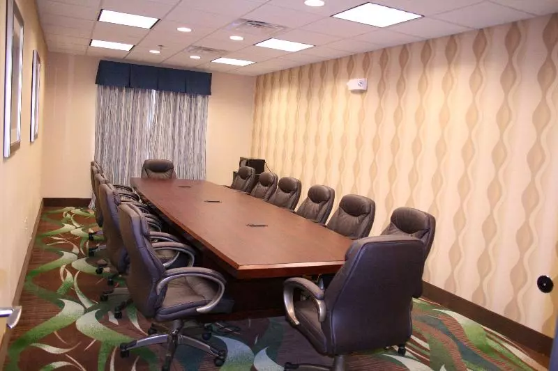 Отель Holiday Inn Express Pratt, An Ihg