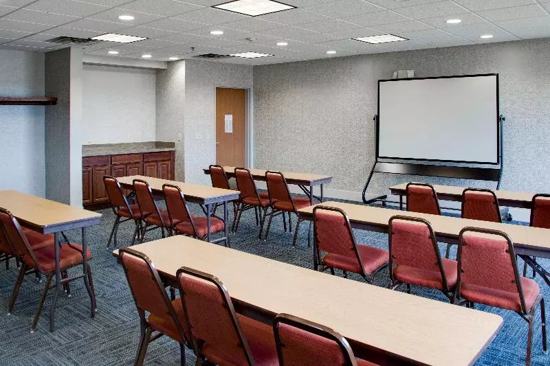 Отель Holiday Inn Express & Suites Jacksonville, An Ihg