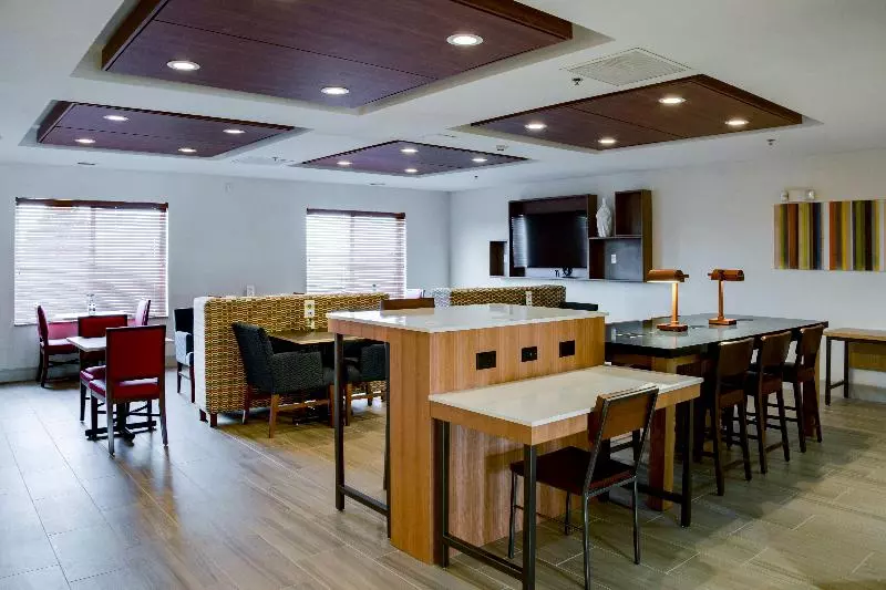 Отель Holiday Inn Express & Suites Jacksonville, An Ihg