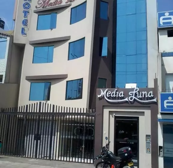 هتل Hostal Media Luna