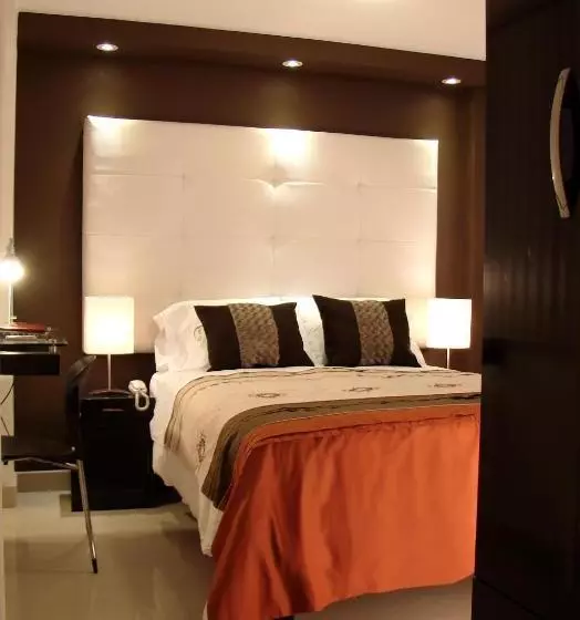 هتل Hostal Media Luna