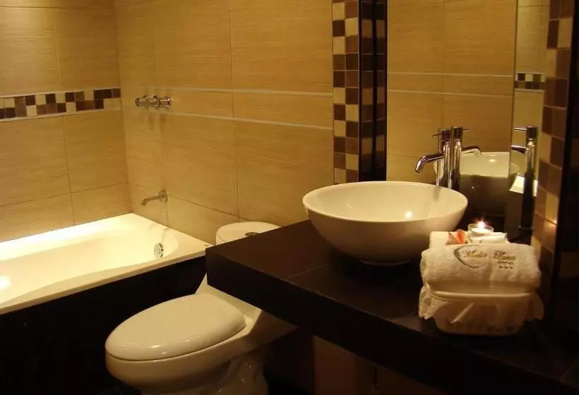 هتل Hostal Media Luna