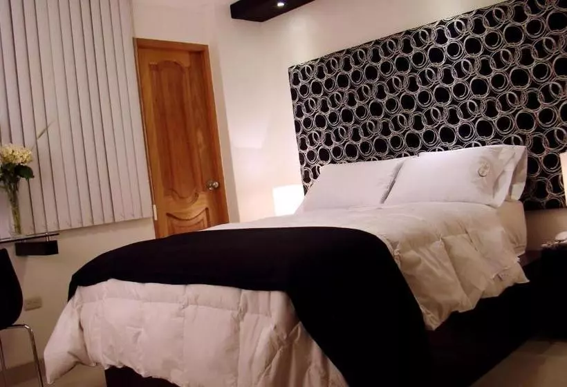 هتل Hostal Media Luna